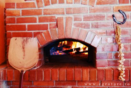cuptor pe lemne pizza